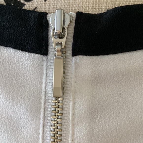 White House Black Market - Black & White Crop Dressy Blouse w/ Zipper Back 🖤🤍 - Picture 5 of 6